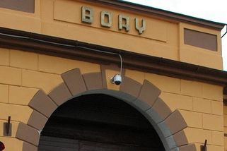 Vražda mezi vězni v Plzni na Borech. Odsouzený měl spoluvězně uškrtit na cele - Novinky